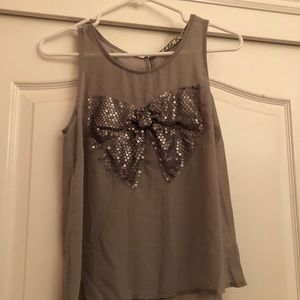 Grey sleeveless bow tank